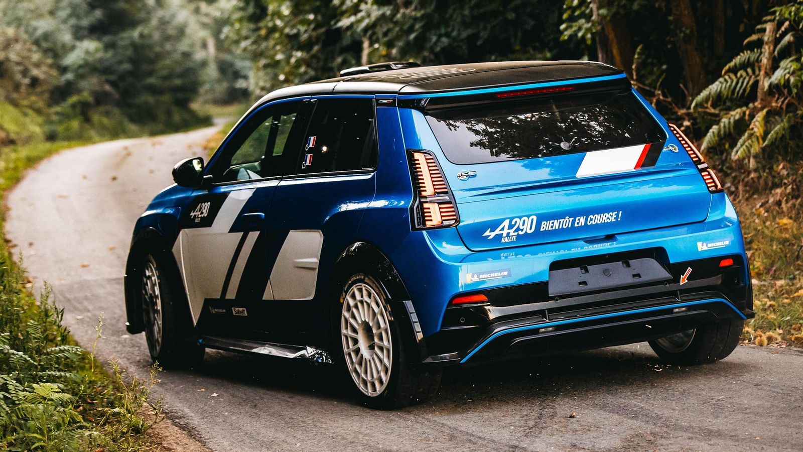 El modelo debutará oficialmente antes de final de año, coincidiendo con el 70º aniversario de la fundación de Alpine por Jean Rédélé.