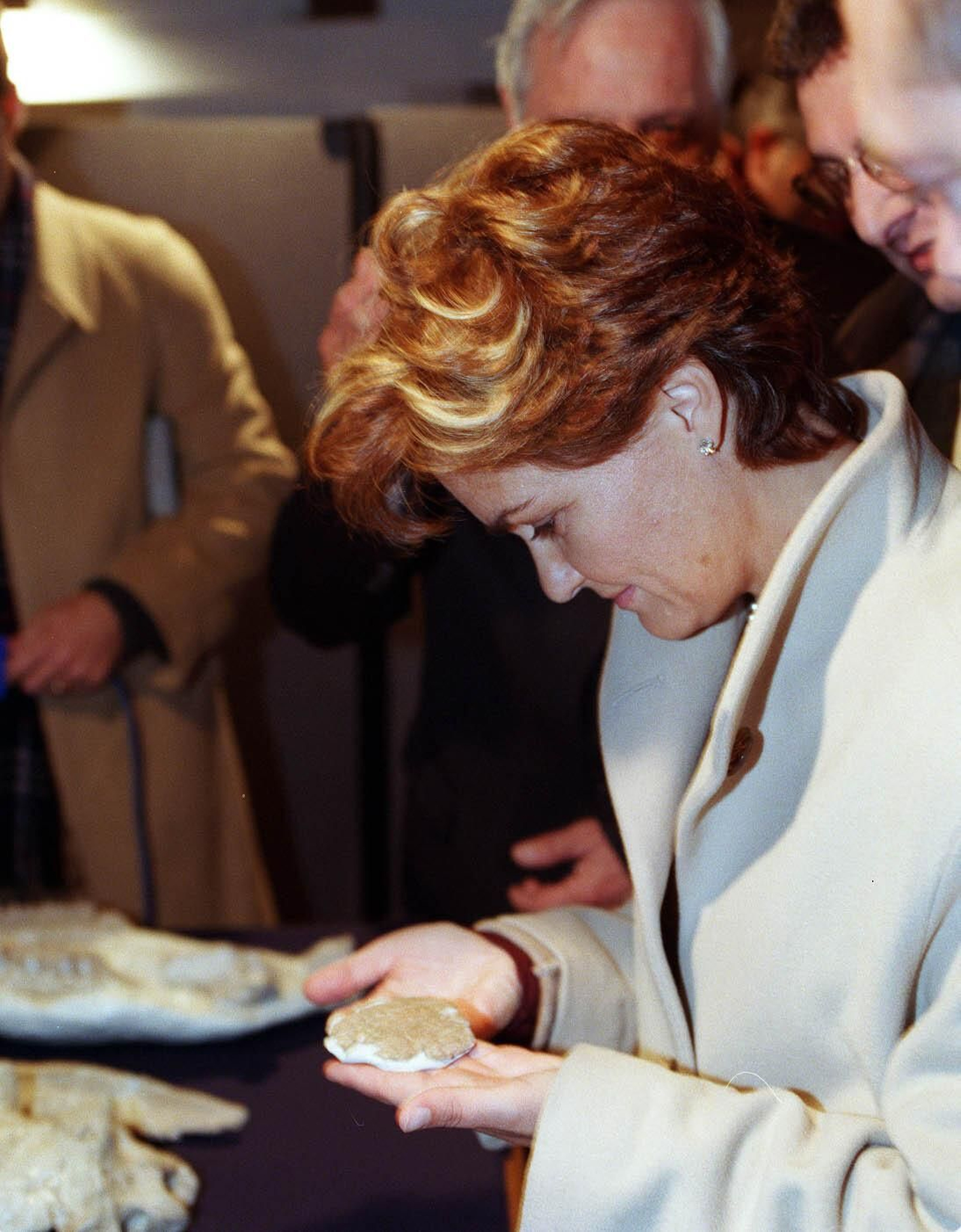 La consejera de Cultura de entonces, Carmen Calvo, observa el trozo de cráneo del supuesto homínido. Foto. Juan Ortiz.