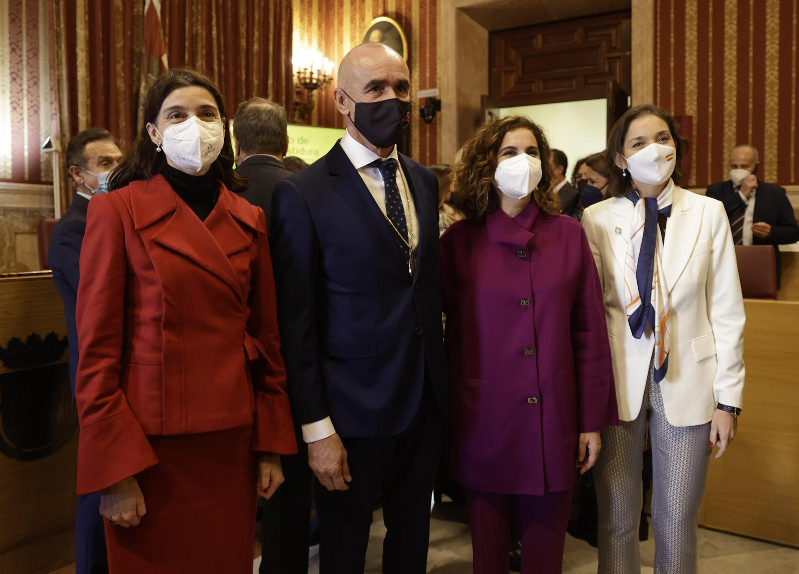 Las ministras Pilar Llop, María Jesús Montero y Reyes Maroto posan con el nuevo alcalde.