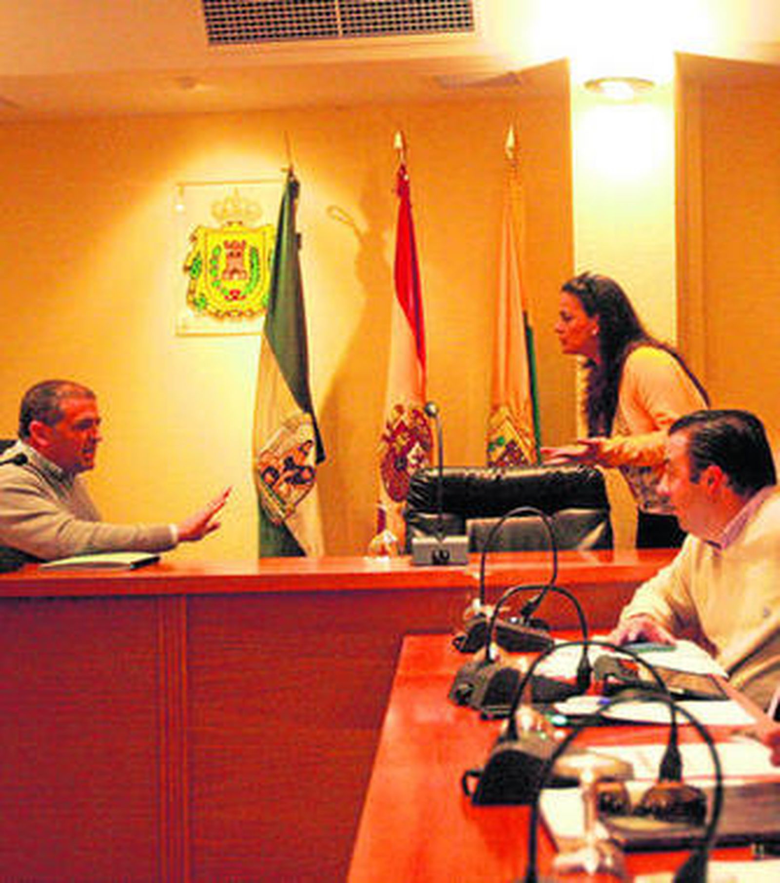 Momento en el que Romero y Ruiz discuten, tras solicitar el alcalde el receso, ayer en el pleno.