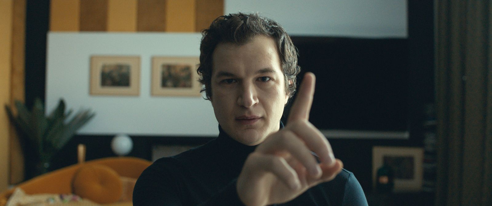 Alec Utgoff es el misterioso masajista Zhenia en el filme de Szumowska y Englert.