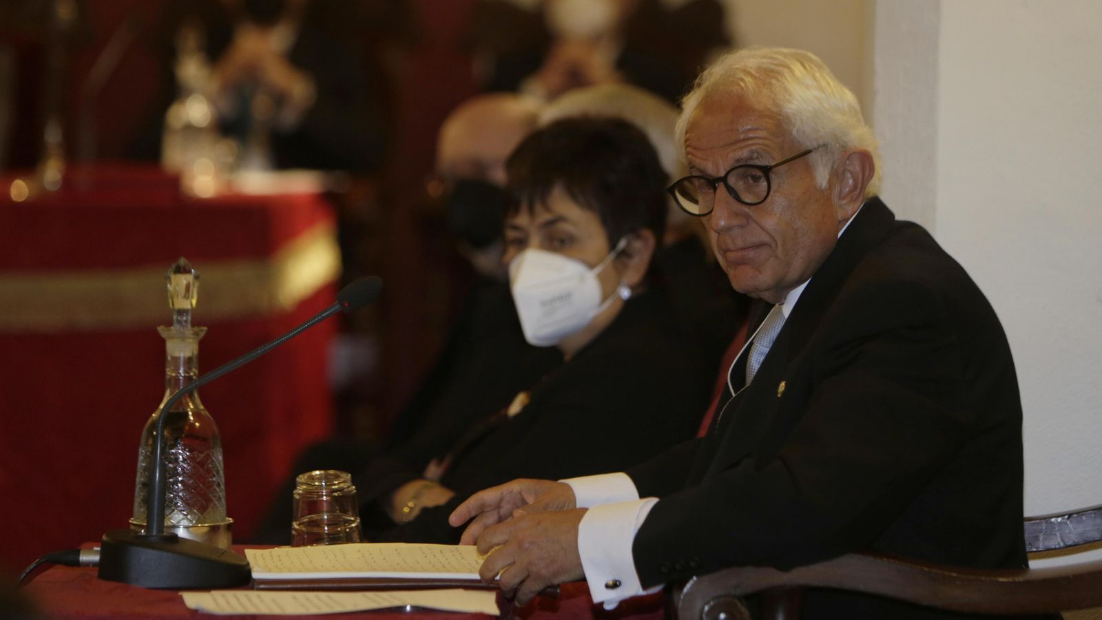 Primer plano de Antonio Pascual en el atril de la Academia.