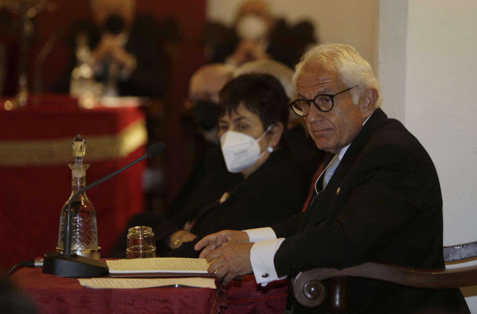 Primer plano de Antonio Pascual en el atril de la Academia.