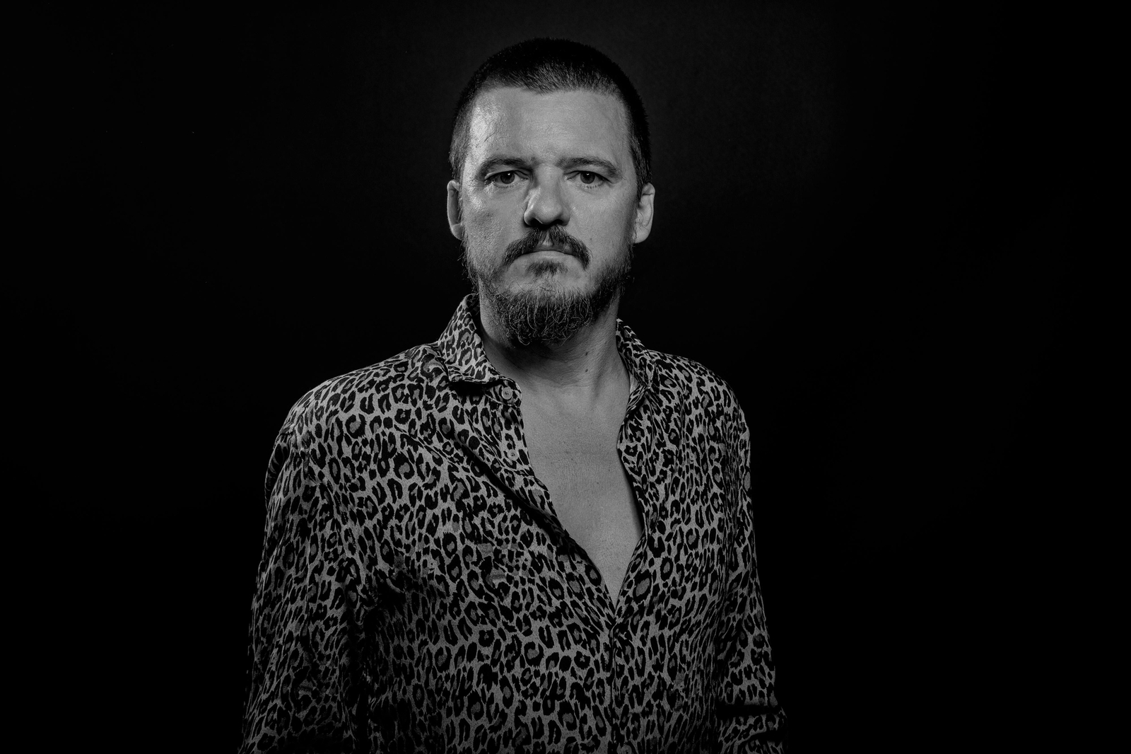 Coque Malla (Madrid, 1969) con una nueva imagen, rapado y con camisa de leopardo, en sus fotos promocionales.