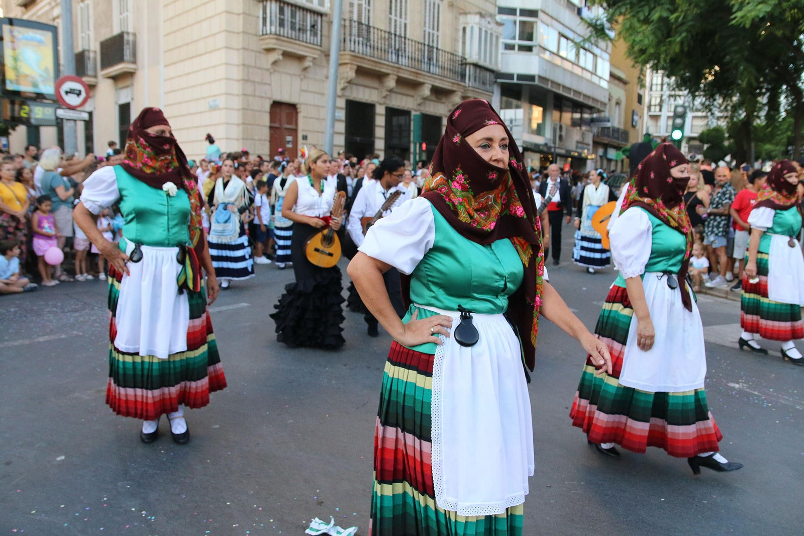 La Batalla de las Flores ha regresado inundando Almería de claveles