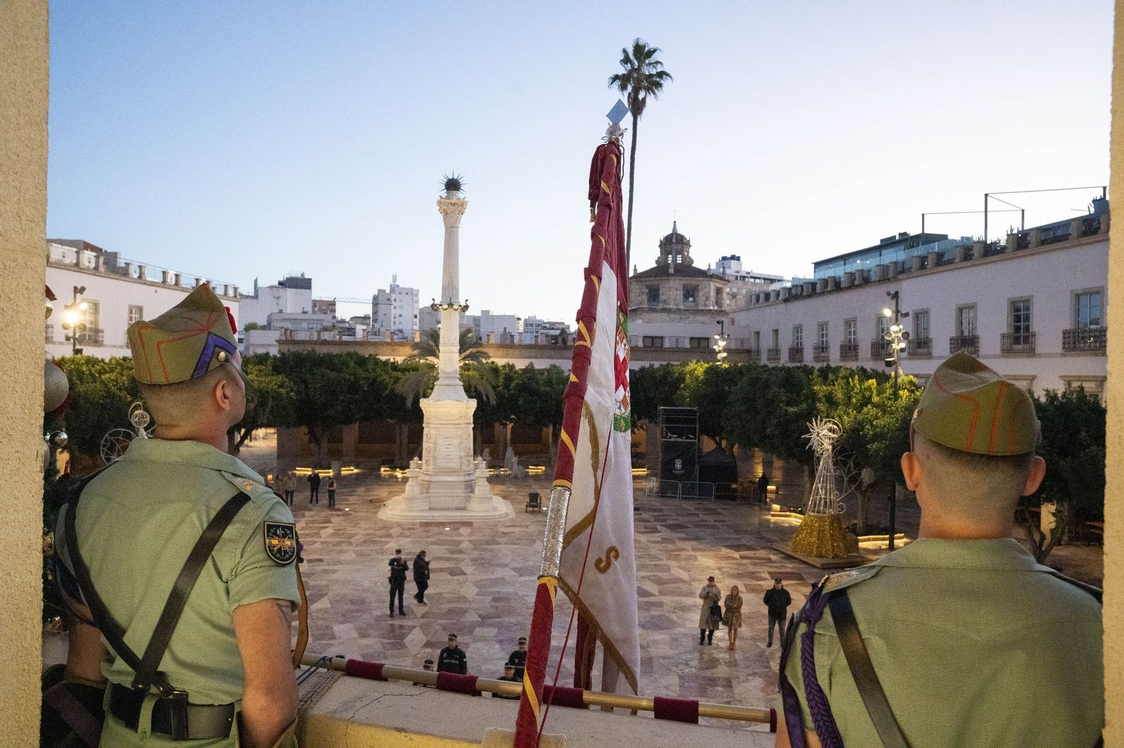 El Pendón vuelve a alzarse en Almería: memoria y ciudad bajo la luz de diciembre
