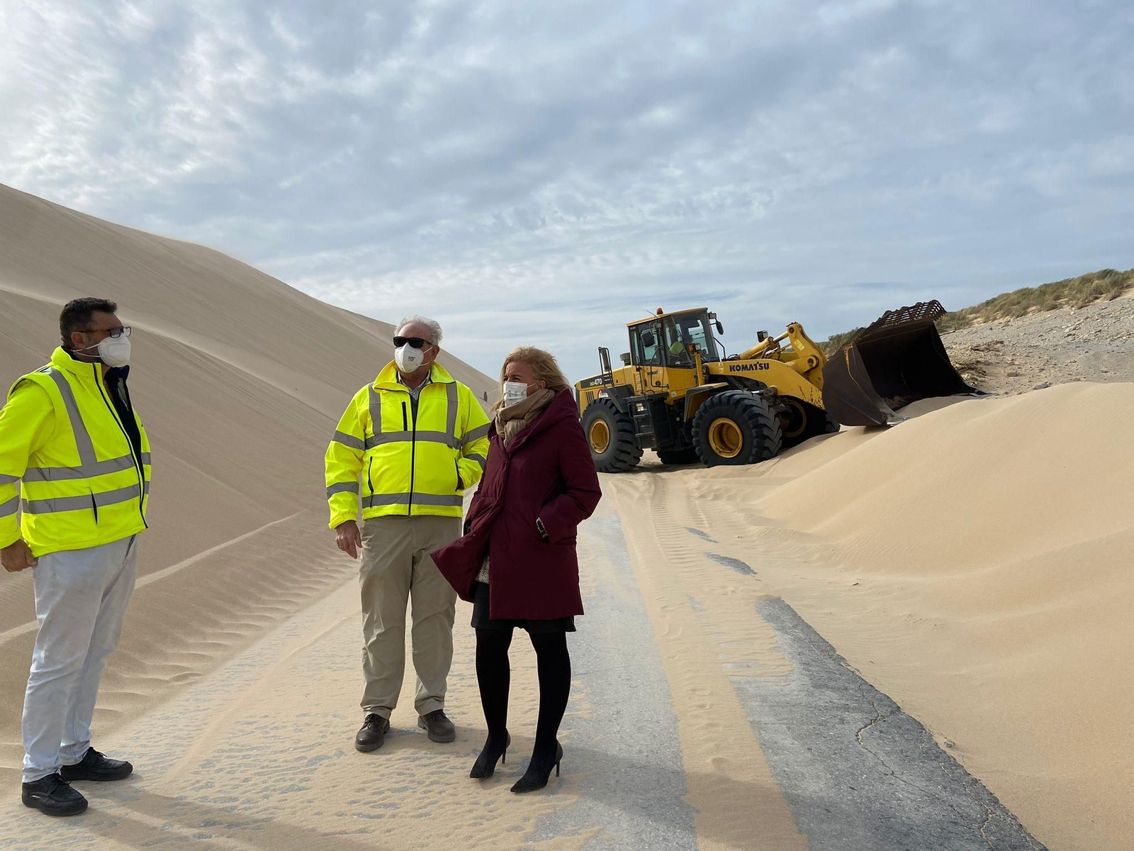 Eva Pajares, junto a los técnicos en la carretera de Punta Paloma.