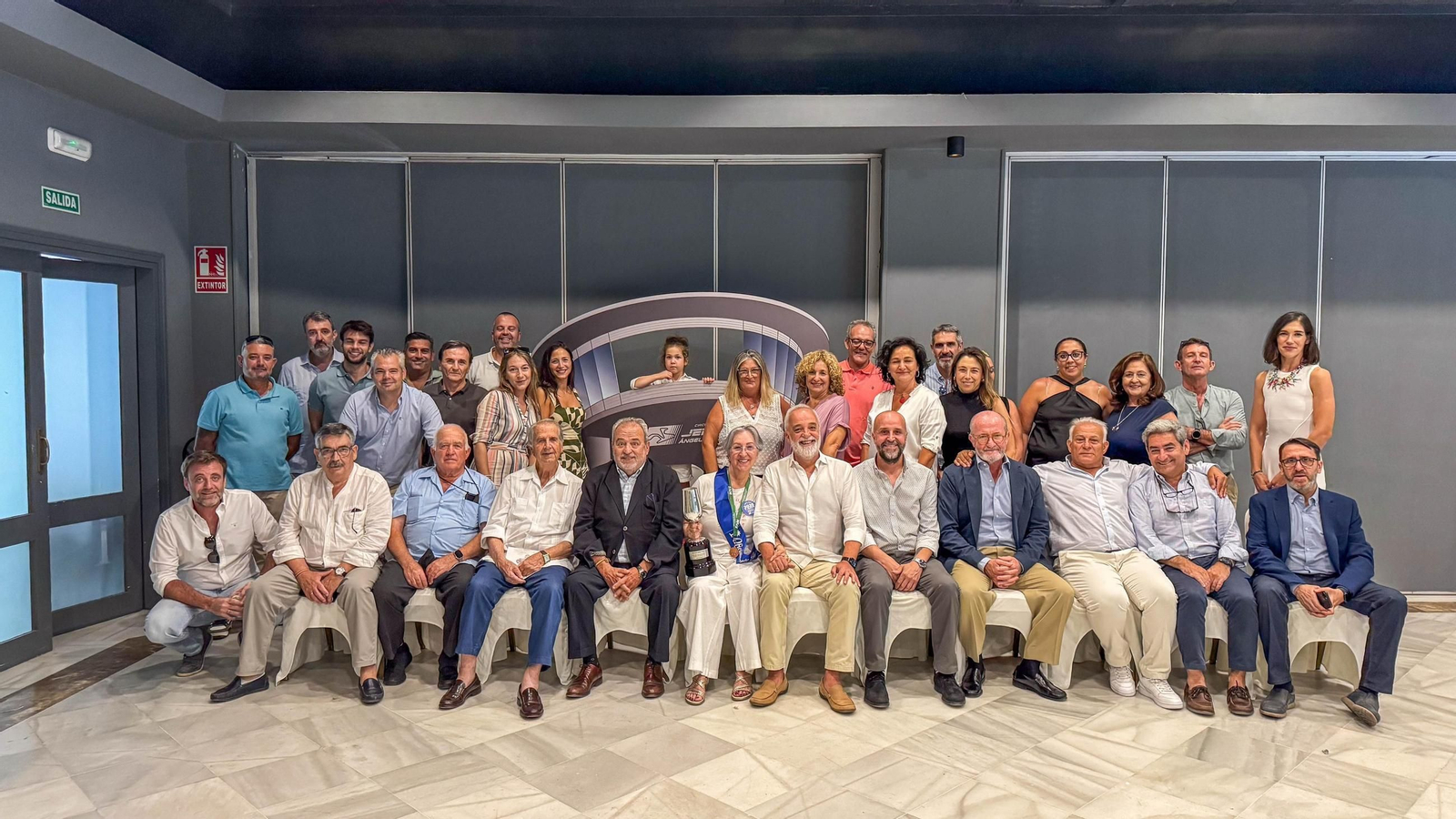 María Escribano, junto a compañeros y excompañeros del Circuito de Jerez.