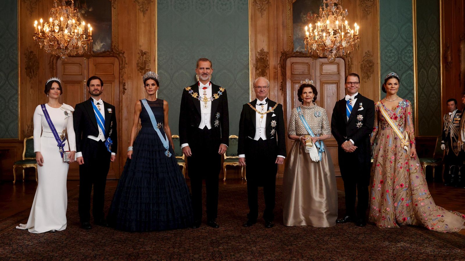 Los Reyes (centro), con los monarcas suecos y el resto de la familia real.