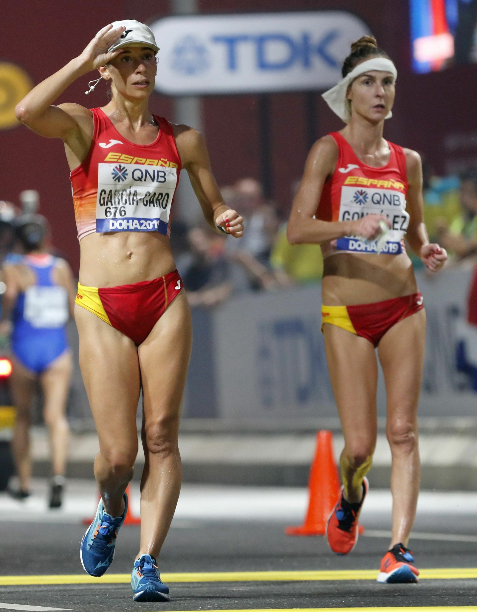Laura García-Caro y Raquel González, en pleno esfuerzo durante la prueba.