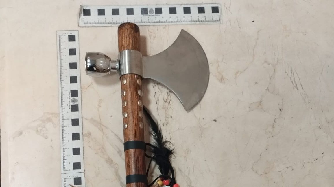 Un ex convicto regresa con un hacha a un bar de La Unión, en Málaga, tras una pelea con un hombre