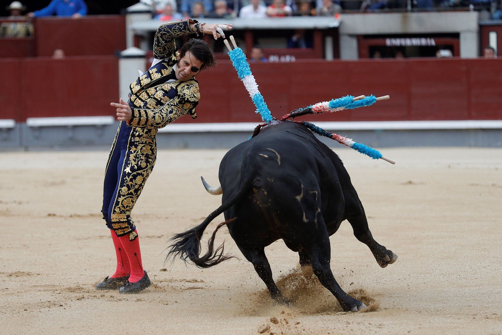 Padilla, en un par al violín, en el día de su despedida de Las Ventas.