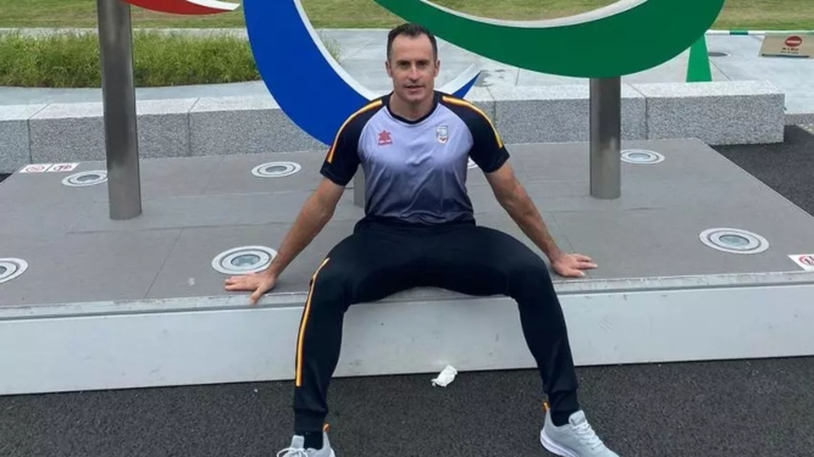 Pablo posa en la villa olímpica ante el anagrama de los Juegos.