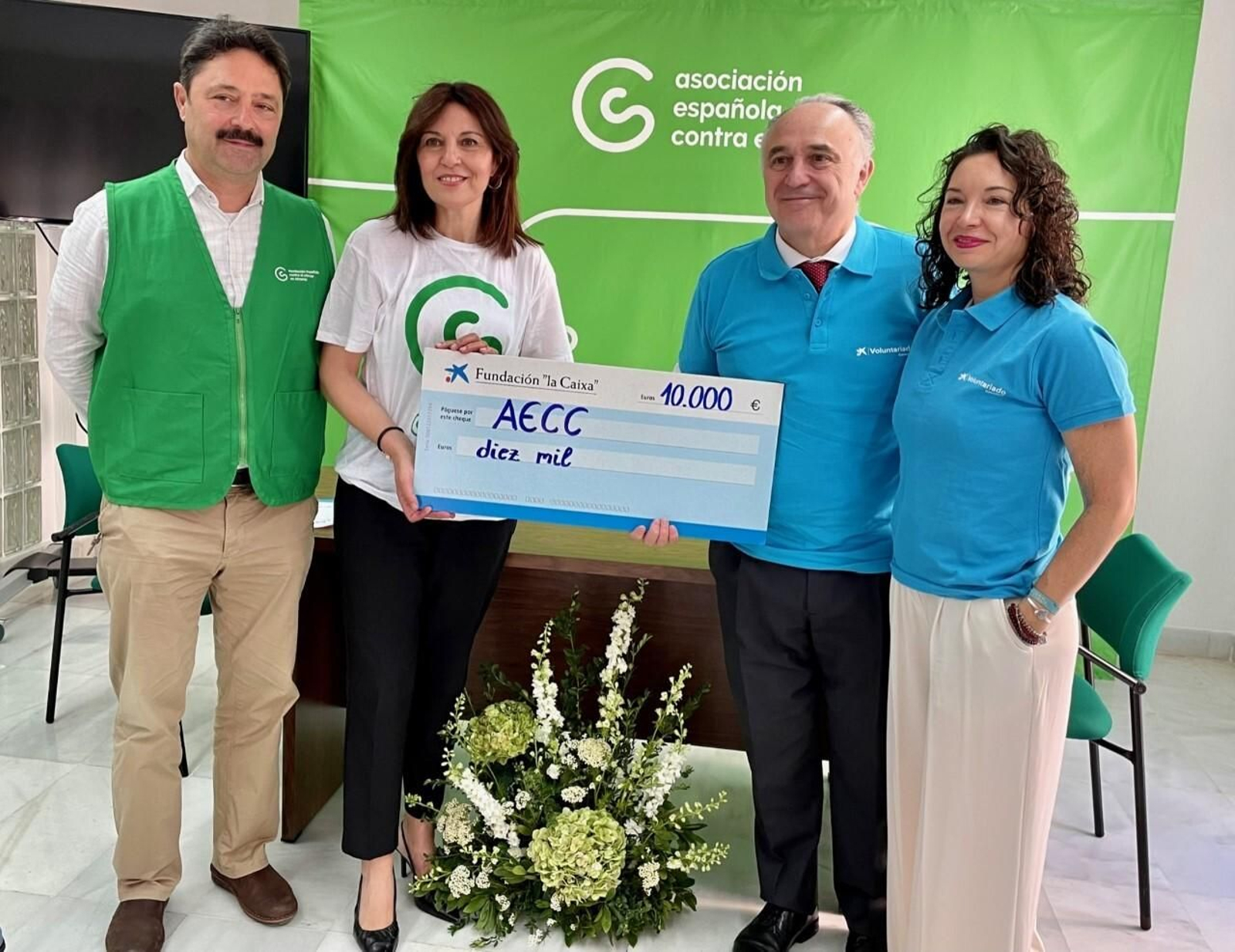 La presidenta de la Asociación en Almería, Magdalena Cantero, y el director territorial de Caixabank en Andalucía, Juan Ignacio Zafra, han firmado hoy el convenio