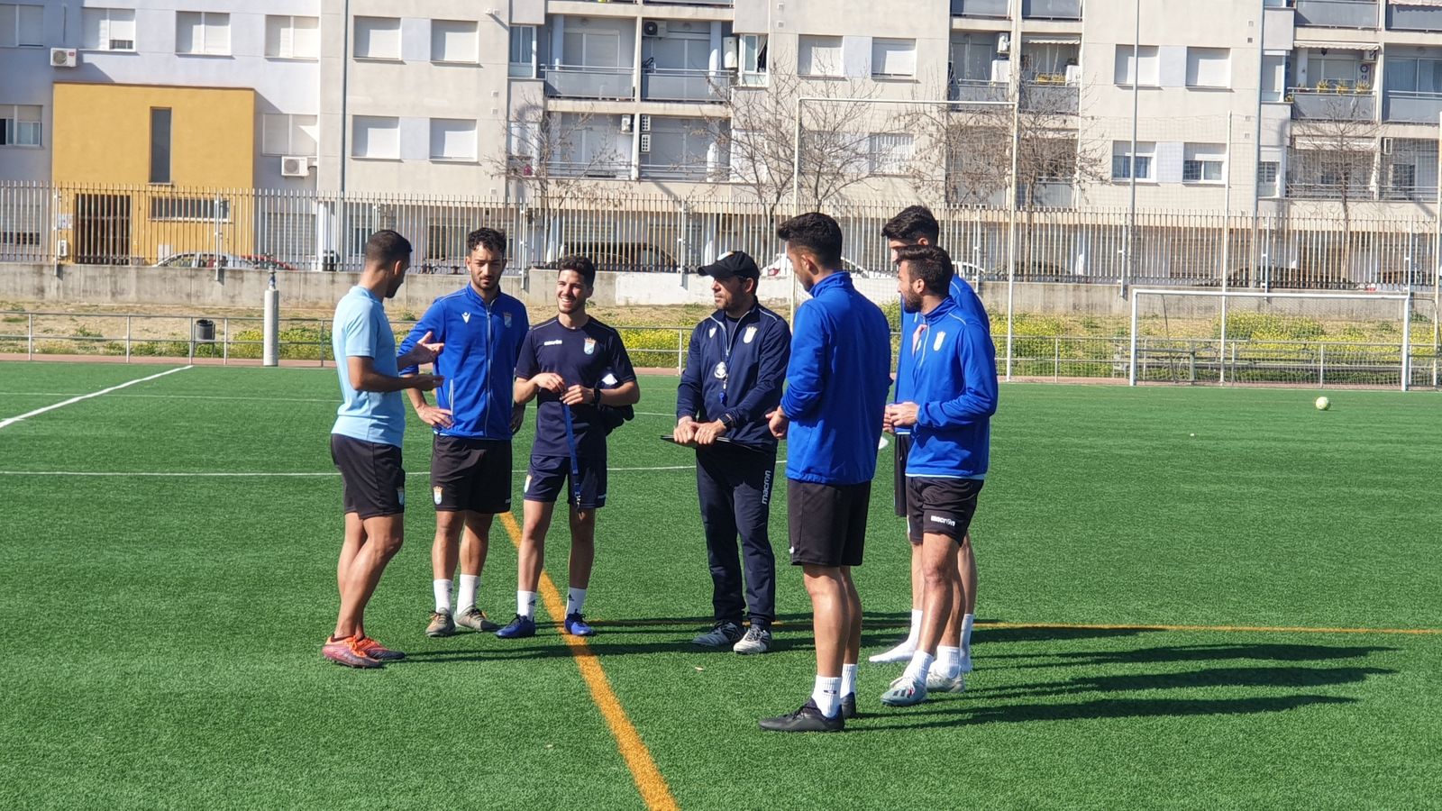 Juan Carlos conversa con sus jugadores después del entrenamiento en La Granja.