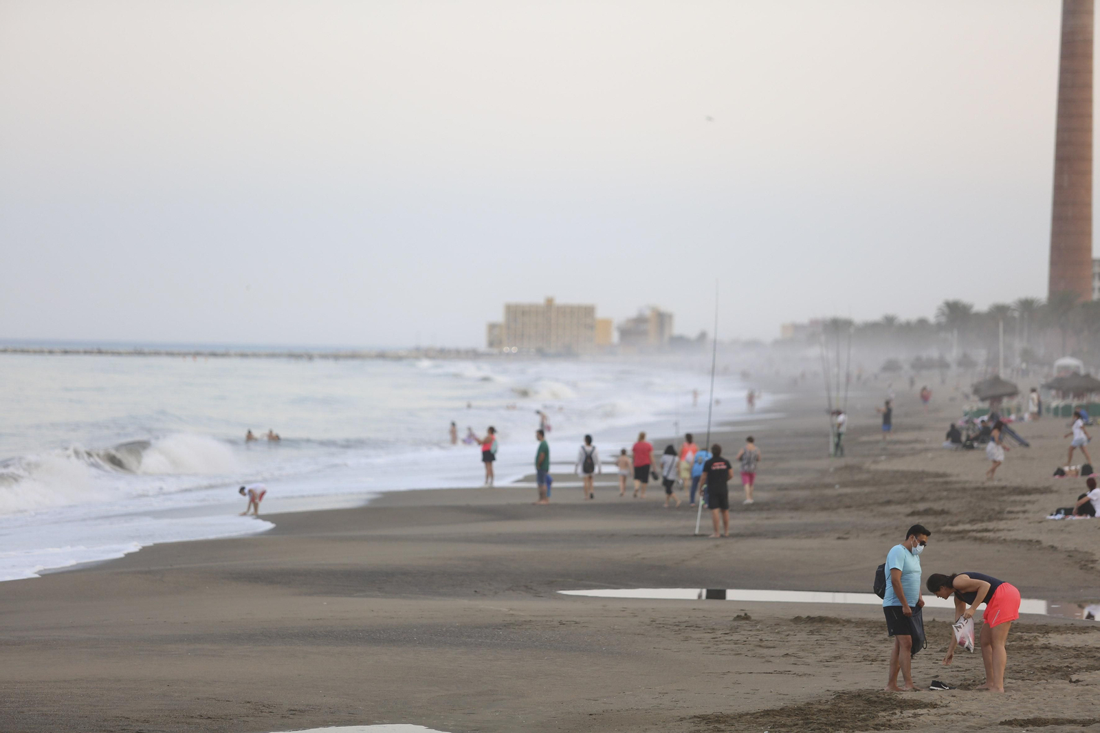 Solitaria noche de San Juan en las playas de Málaga, en fotos