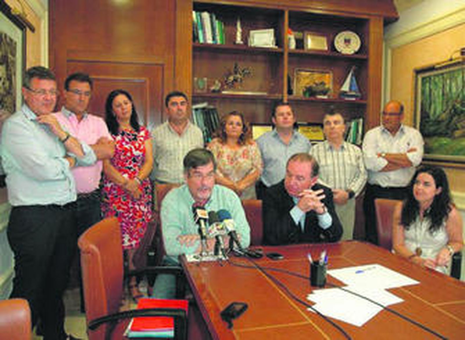 Arrieta y Delgado Bonilla, con el resto de concejales, ayer.