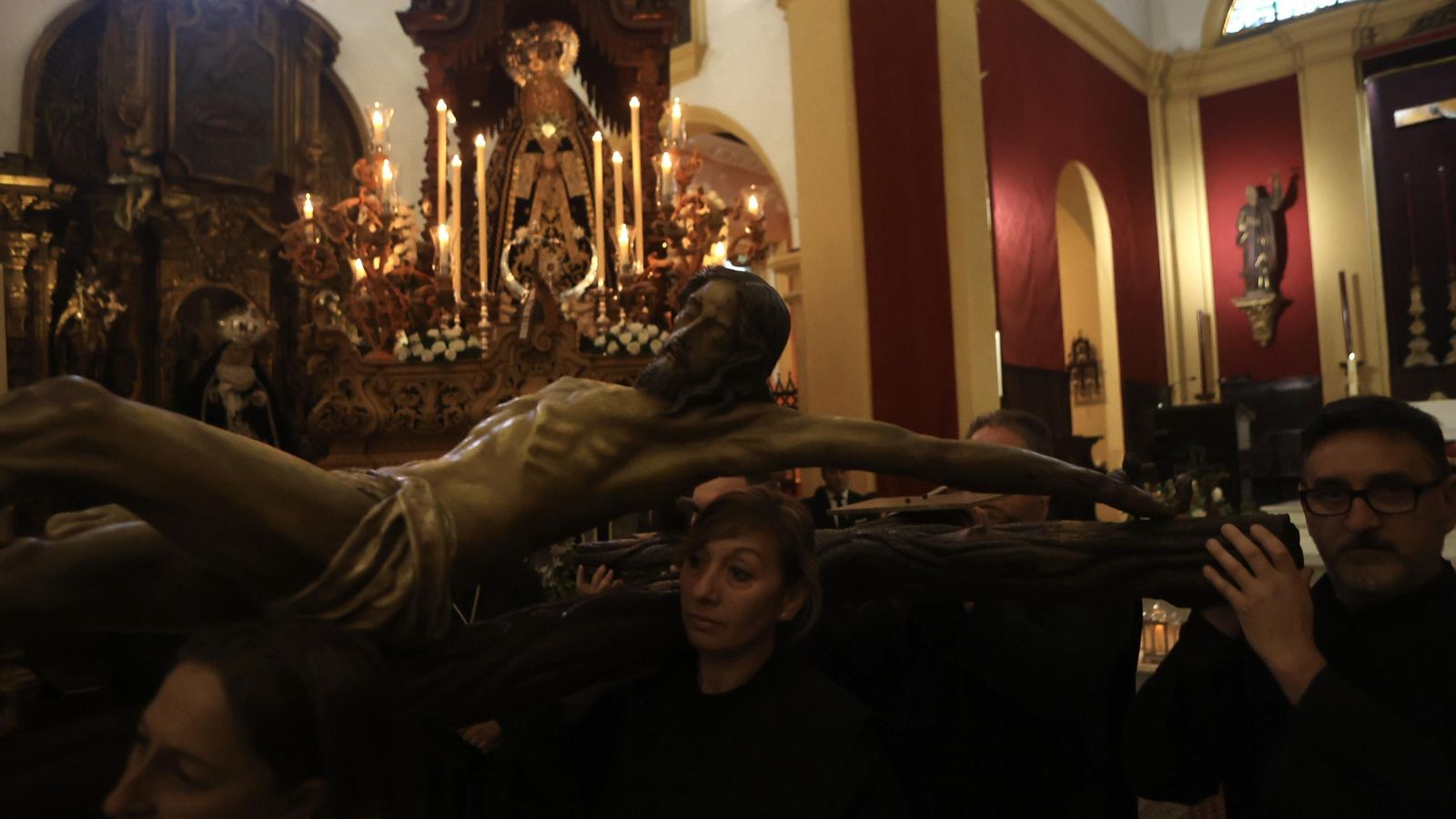 Hermanos de Servitas mueven el Cristo de la Buena Muerte para reubicarlo antes de abrir las puertas de la Iglesia Mayor. Hermanos de Servitas mueven el Cristo de la Buena Muerte para reubicarlo antes de abrir las puertas de la Iglesia Mayor.