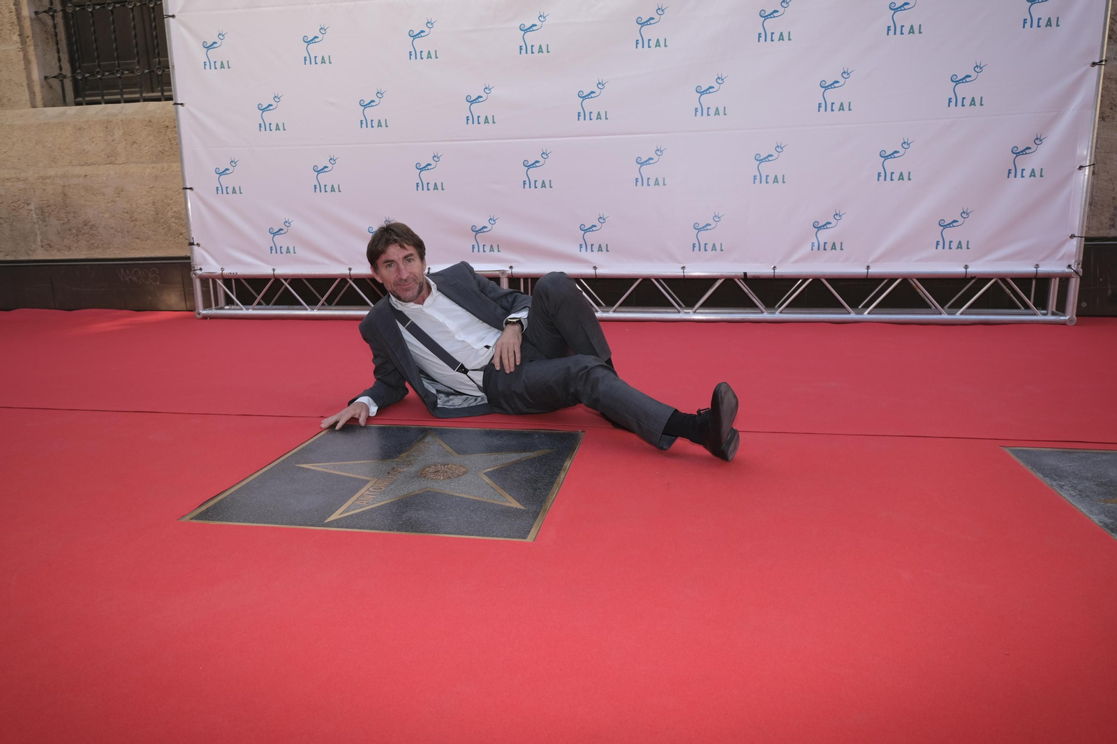 Antonio de la Torre posa con la estrella con su nombre en el Paseo de la Fama.