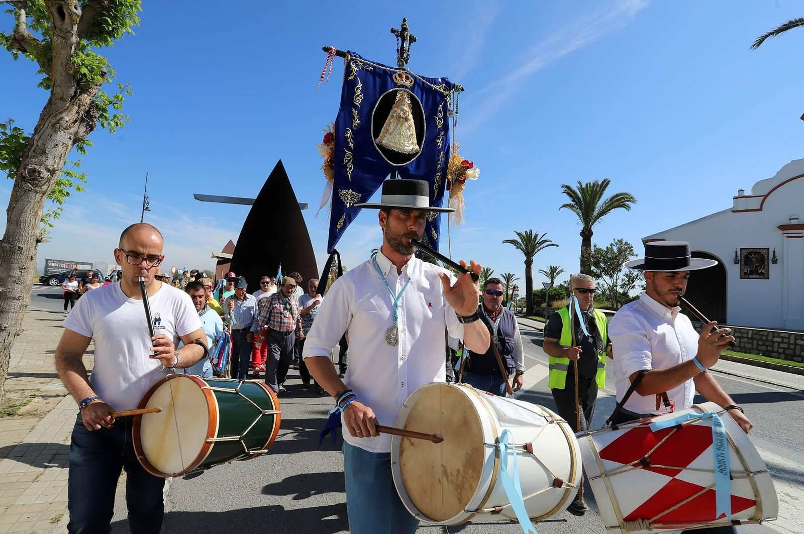 Imágenes de los presos de la cárcel de Huelva en su camino hacia El Rocío