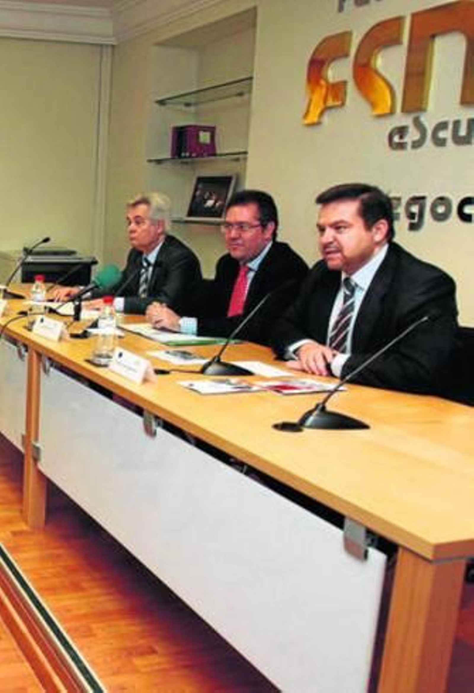 El consejero impartió ayer su conferencia en la Esna.