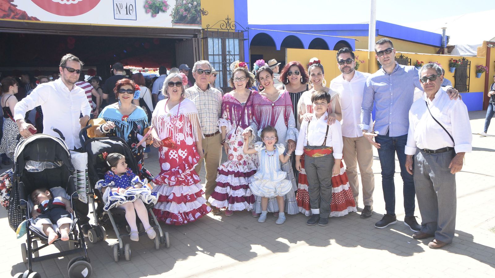 La familia de Manuel Morales y Paula Mantero llega a la Feria.