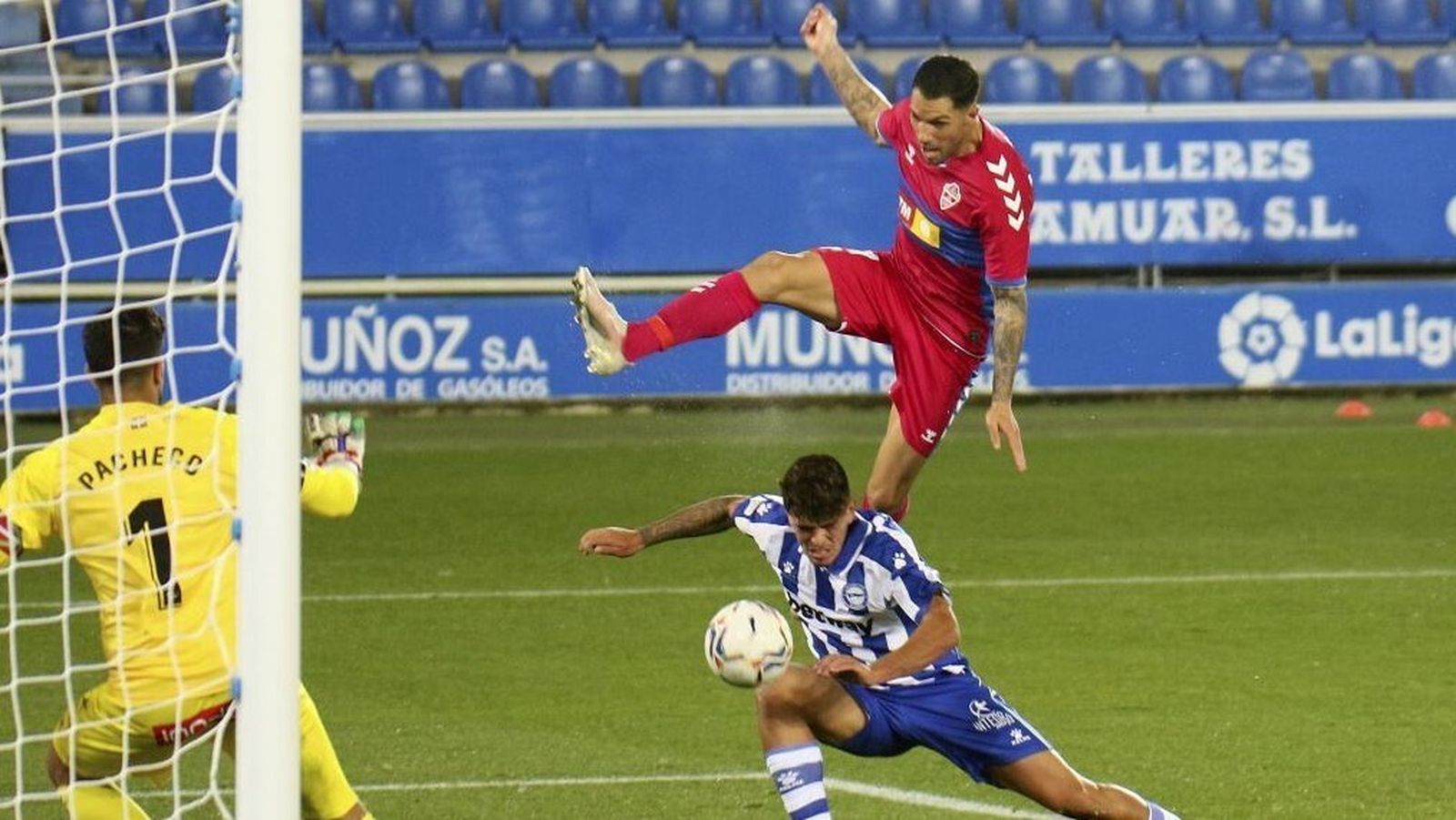Tete Morente supera al defensa del Alavés y anota el 0-2 para el Elche