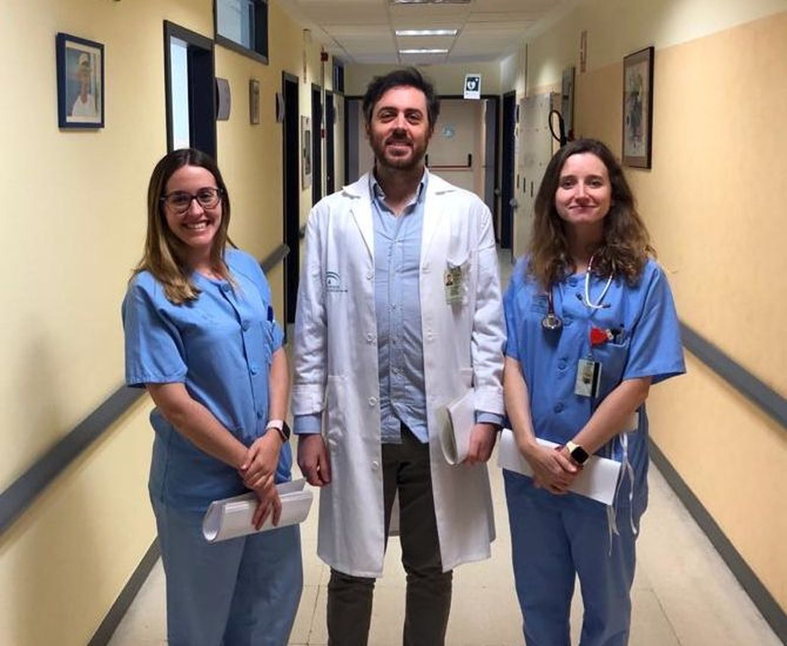 Los tres residentes de Cardiología que han llevado adelante esta iniciativa, en las instalaciones de Hemodinámica del Hospital Universitario de Valme. En el centro José Miguel Carreño, a la izquierda Nuria González y a la derecha Irene Esteve.