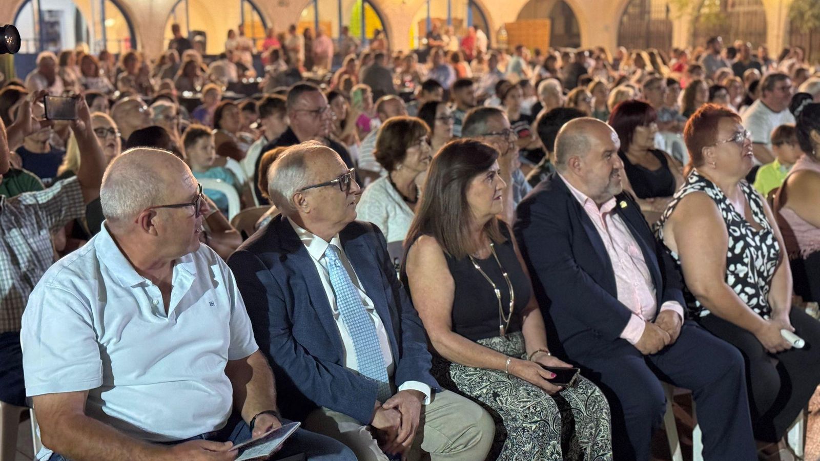 Autoridades presenciando las actuaciones en el Casino.