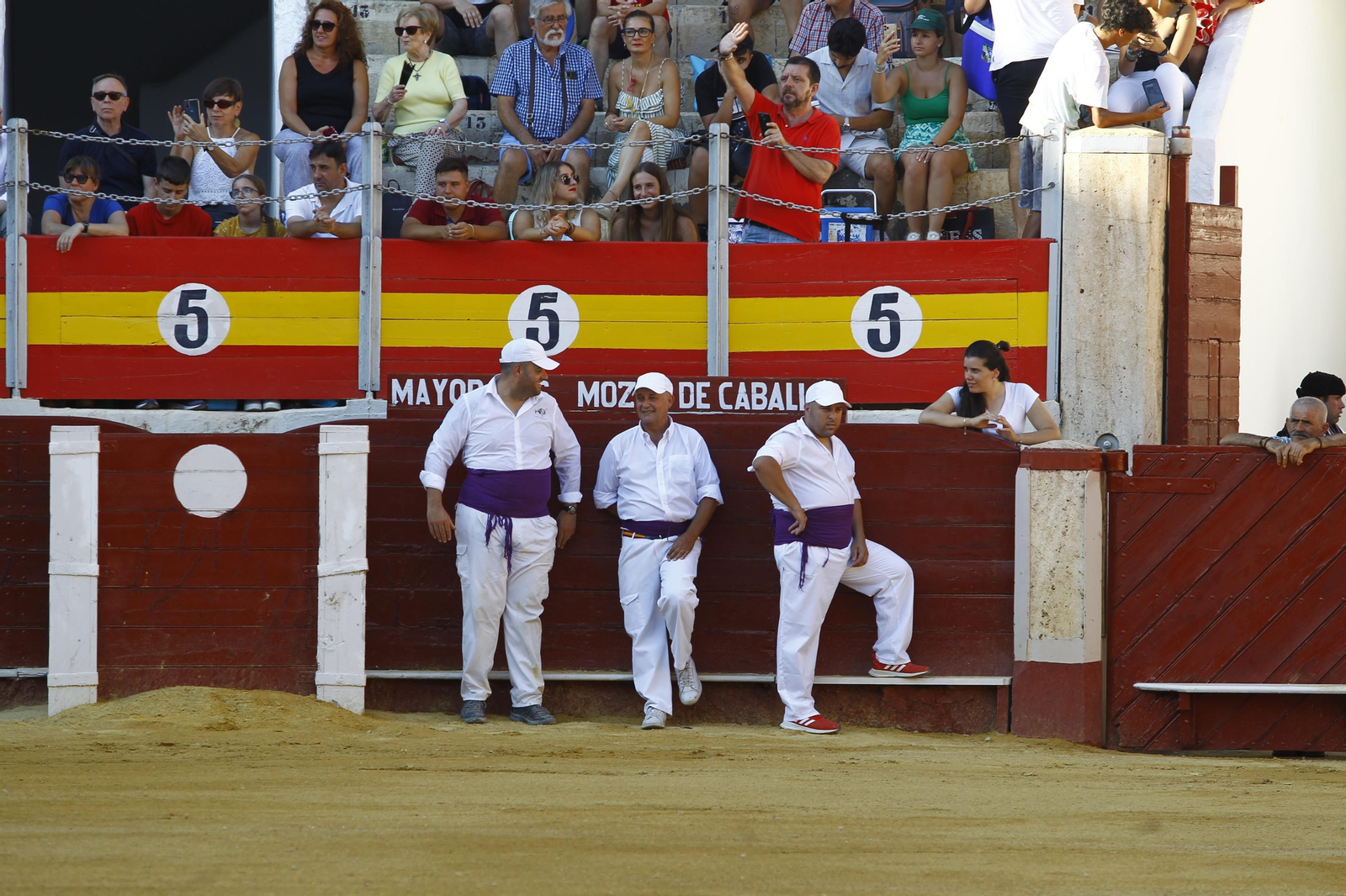 Imágenes del ambiente en la novillada organizada por la Escuela Taurina de Almería