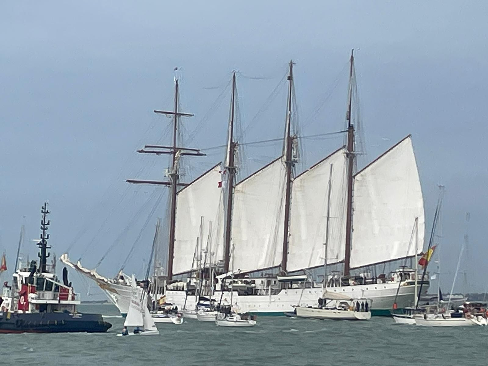 Salida del buque escuela J. S. de Elcano de los muelles de Cádiz para emprender su XCVI Crucero de Instrucción