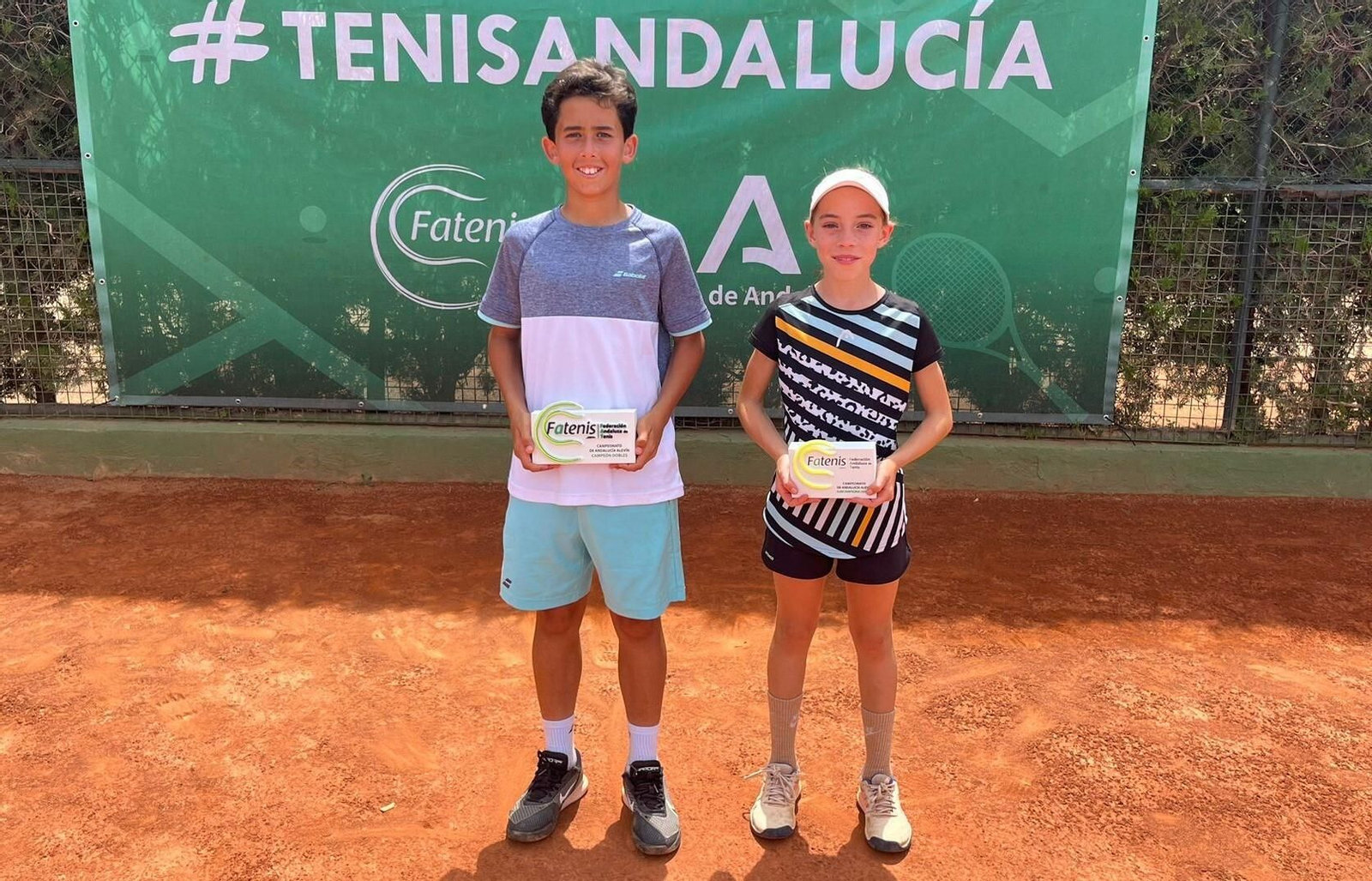 Alberto Peña y Paula Cuevas, con sus trofeos en el Andaluz sub-12.