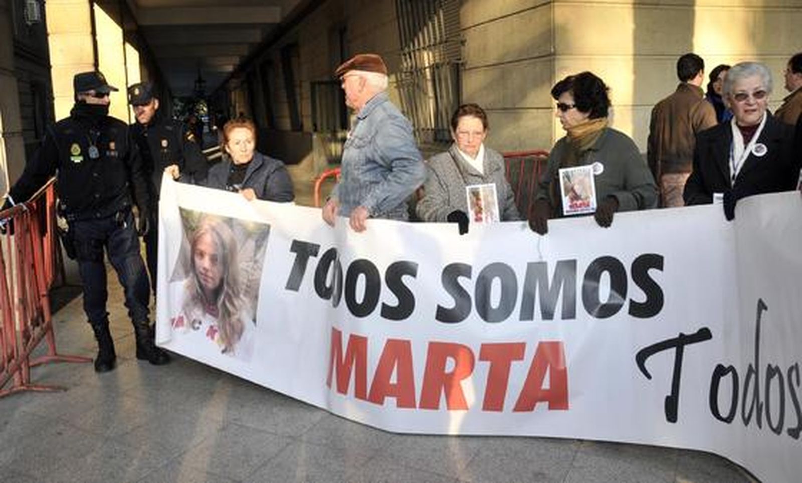 Varios ciudadanos apoyan con pancartas a la familia de Marta del Castillo en los juzgados.

Foto: Juan Carlos Vázquez
