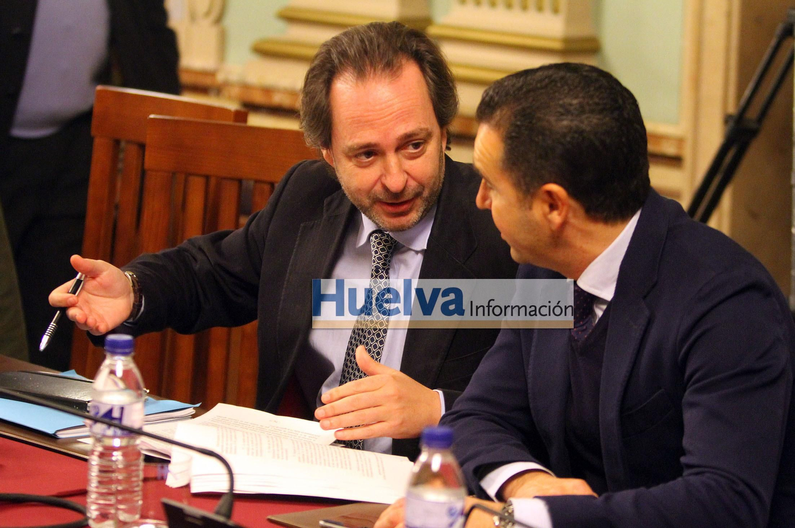 Imágenes del pleno en el ayuntamiento de Huelva para aprobar el pago de la deuda del Recre con Hacienda.