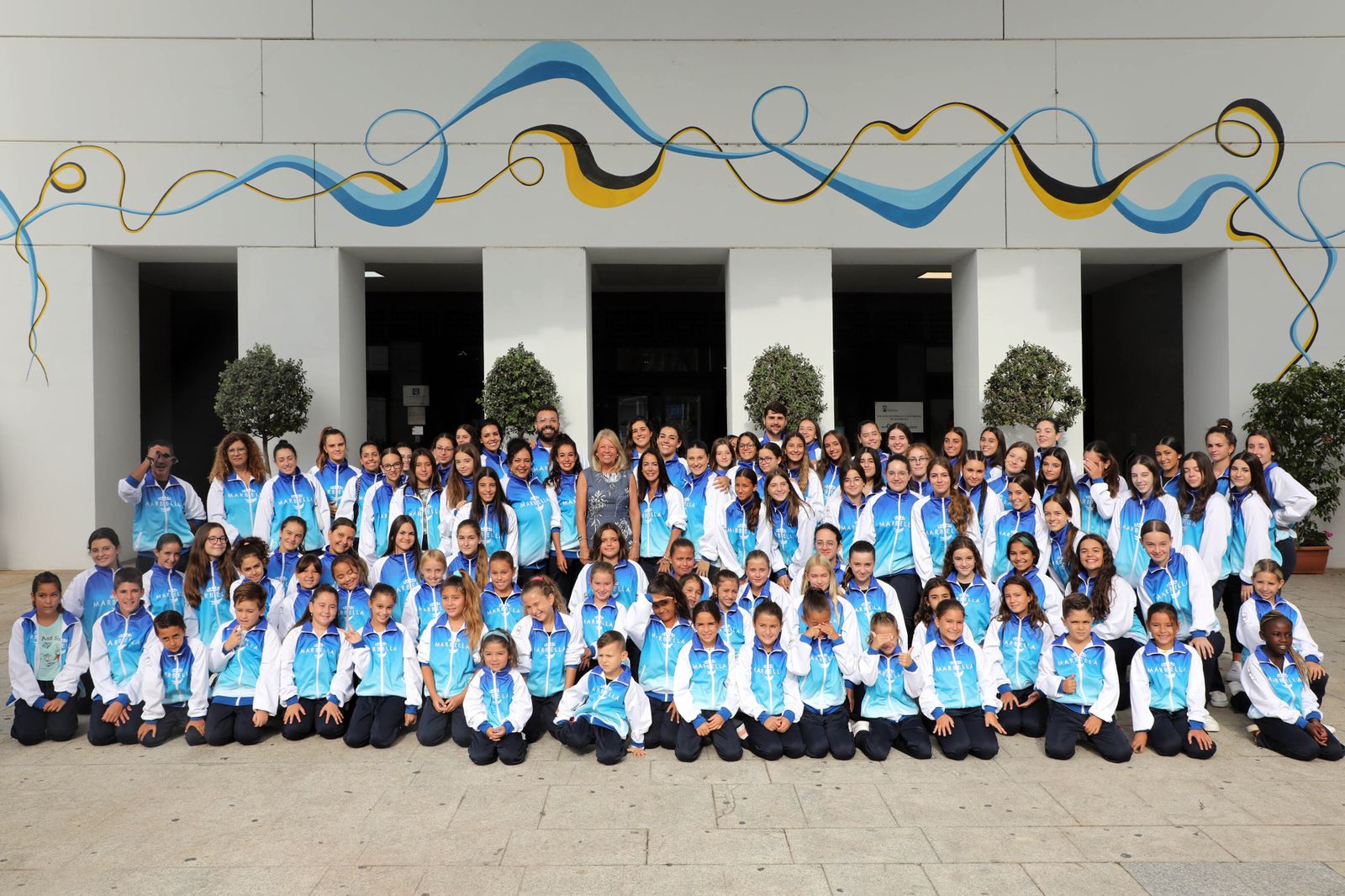 La alcaldesa, Ángeles Muñoz (C.), se reúne con las academias de baile participantes.