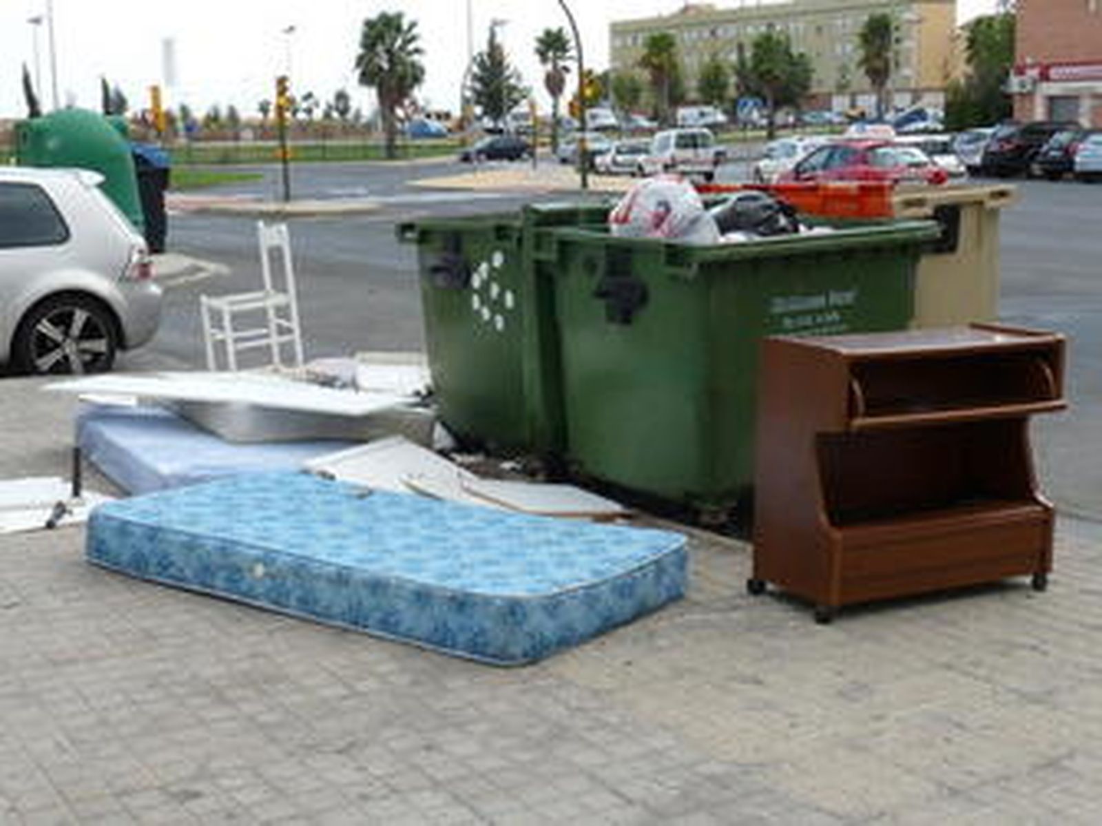 Tirar la casa por la ventana, de manera literal