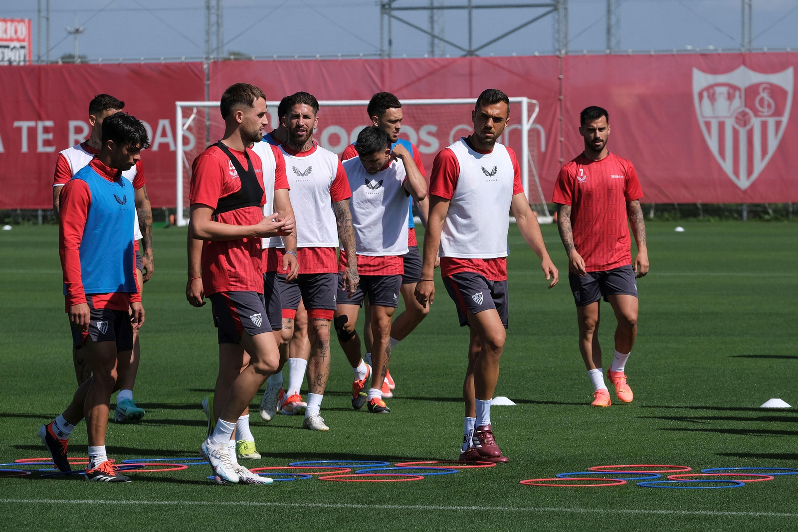 Joan Jordán, en el centro de un grupo con Januzaj, Sergio Ramos, Acuña, Ocampos y Suso.