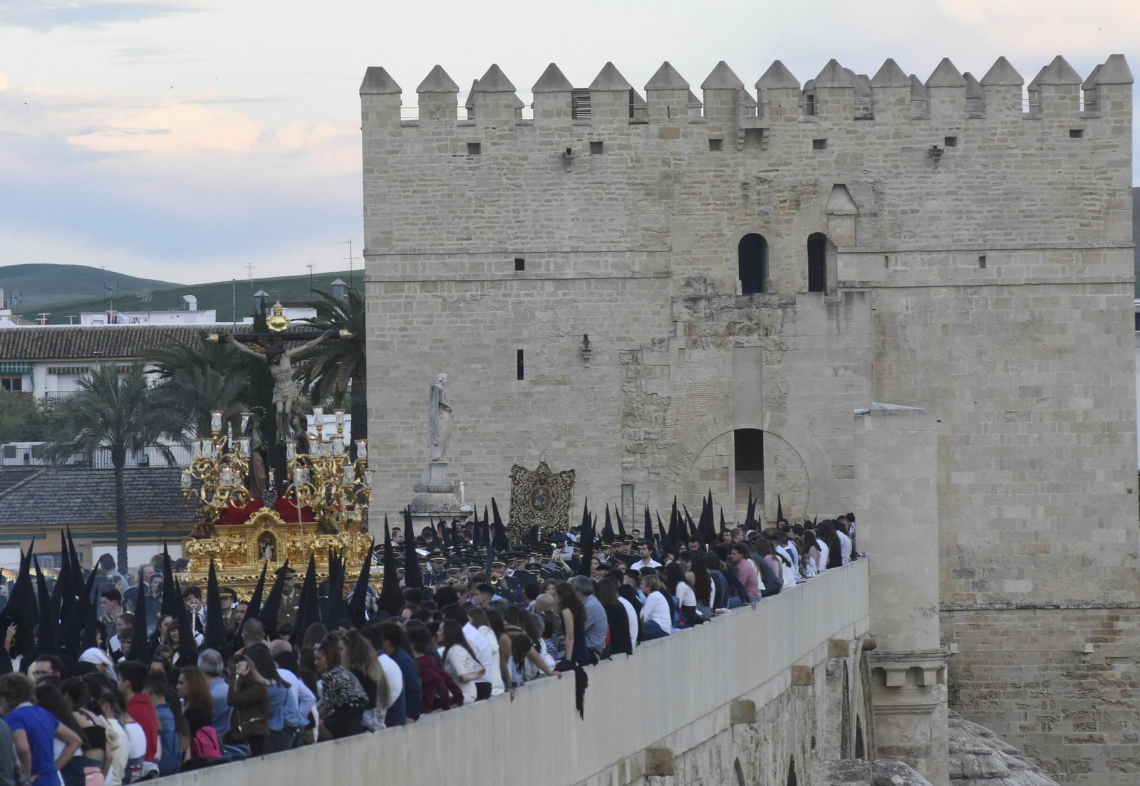 Cristo del Amor a su paso por el Puente Romano en el Domingo de Ramos de 2019.