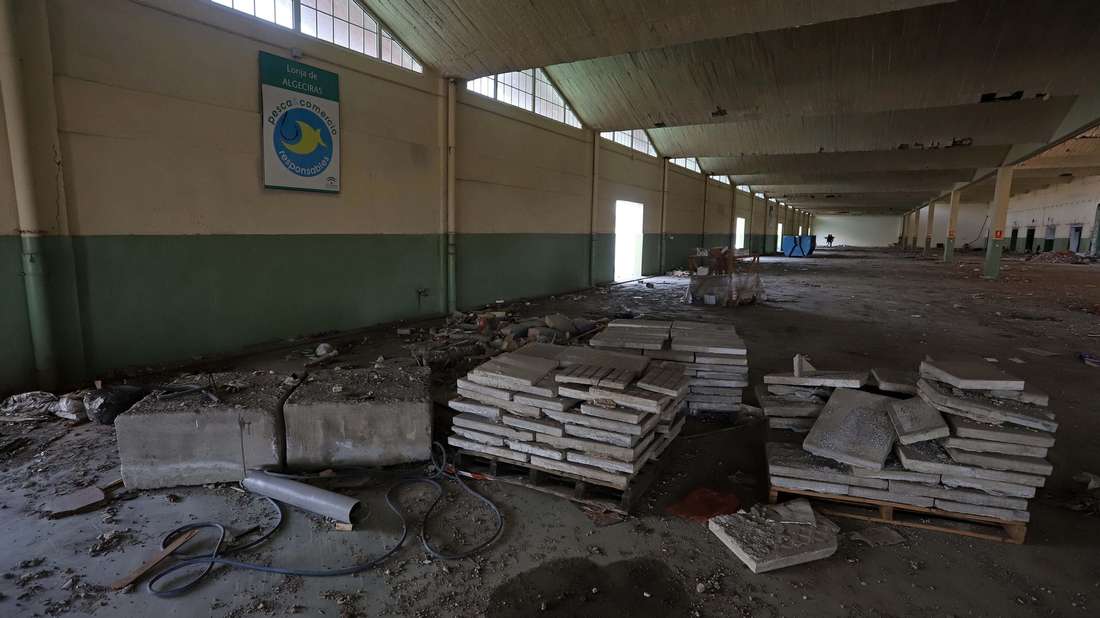 Inicio del derribo de la lonja de Algeciras