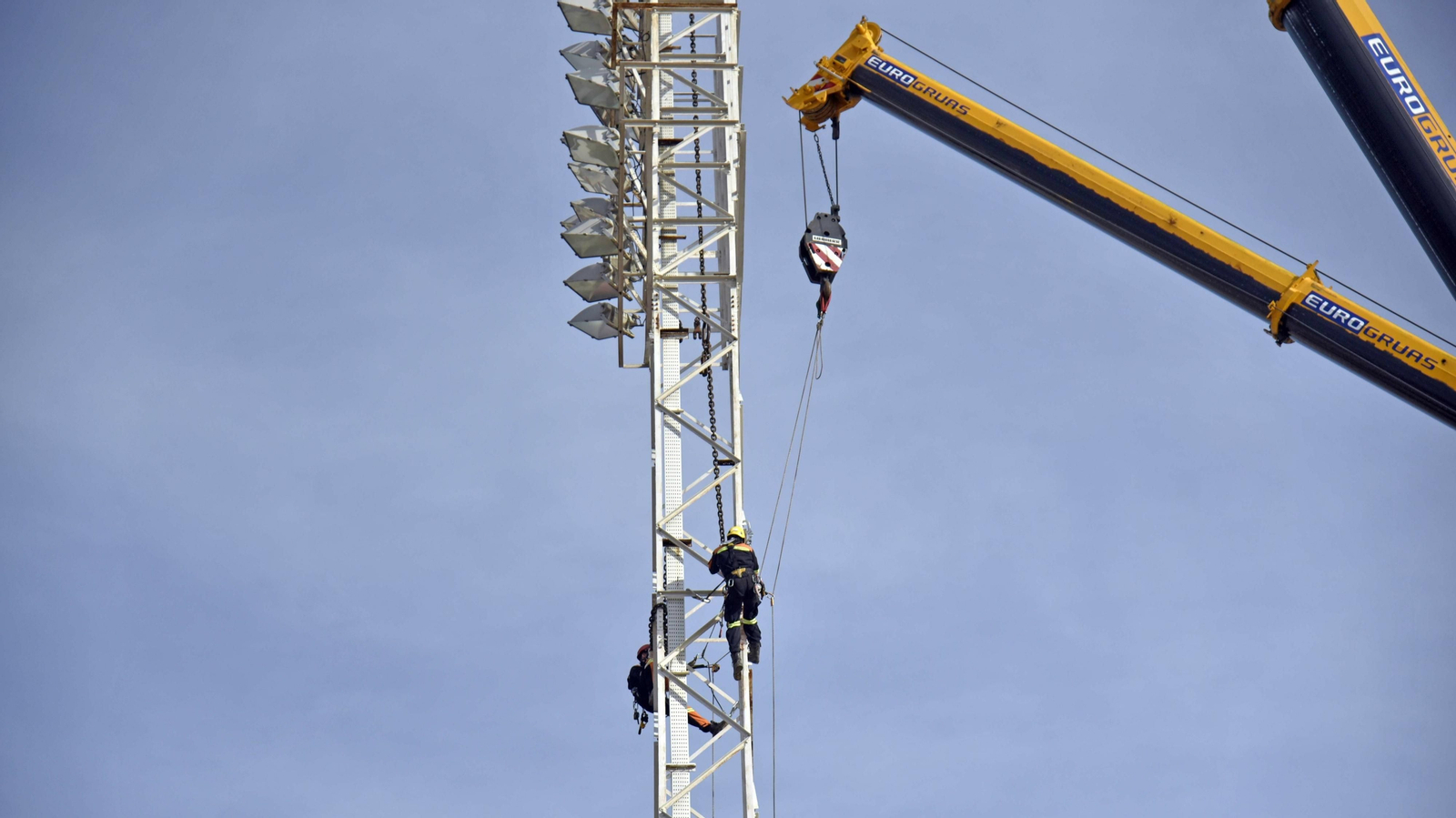 Las fotos del desmontaje de la torres de luz del estadio municipal de La Línea