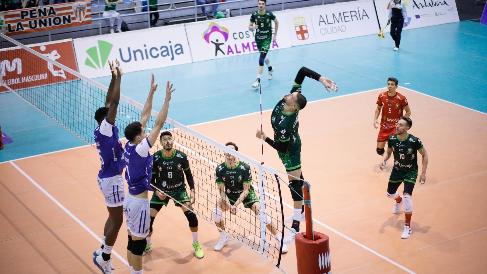 Un jugador ahorrador en plena ejecución de un remate en el último encuentro de los verdes. Un jugador ahorrador en plena ejecución de un remate en el último encuentro de los verdes.