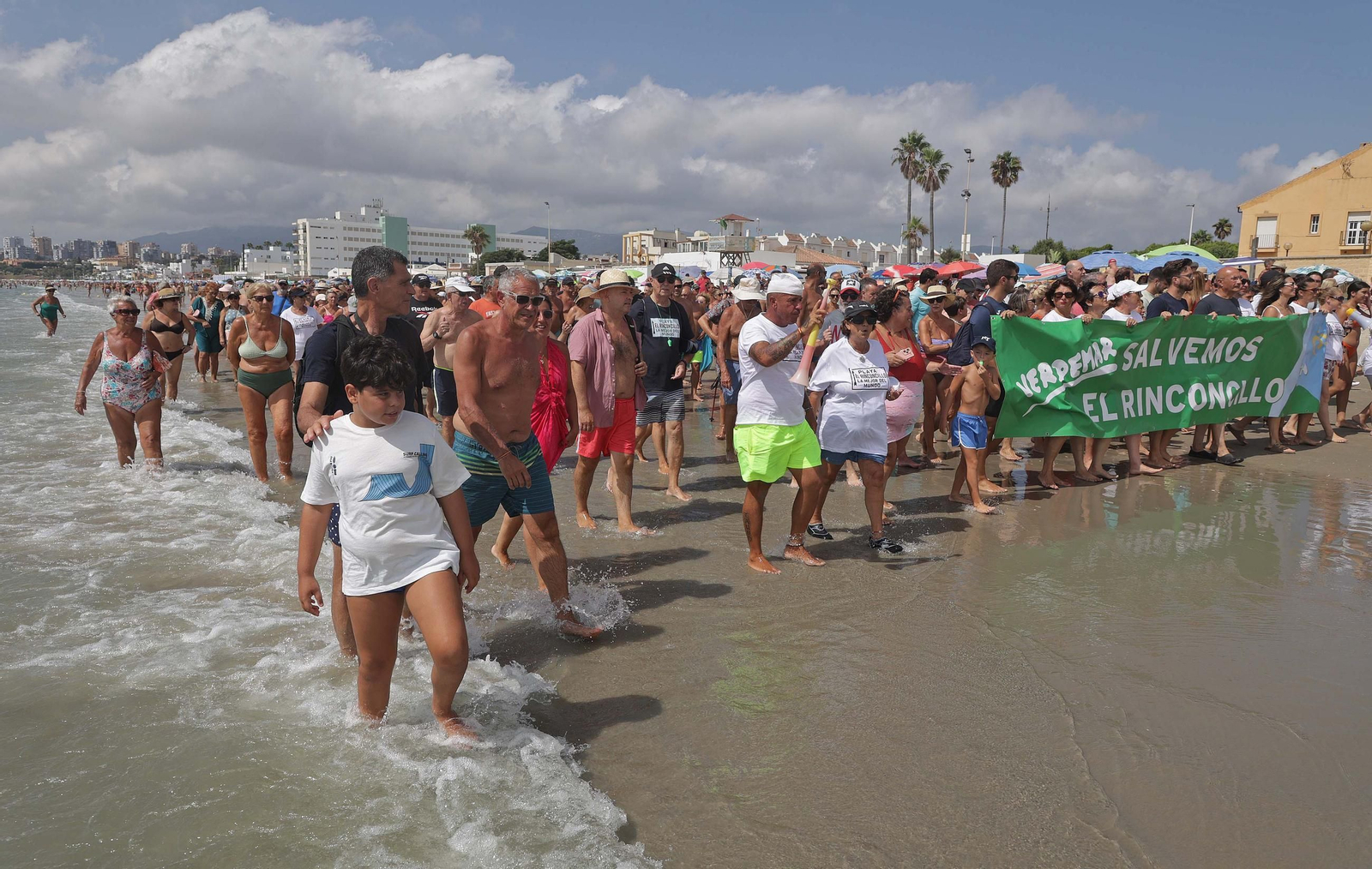Fotos de la manifestación de la plataforma Salvemos El Rinconcillo y el grupo ecologista Verdemar en Algeciras