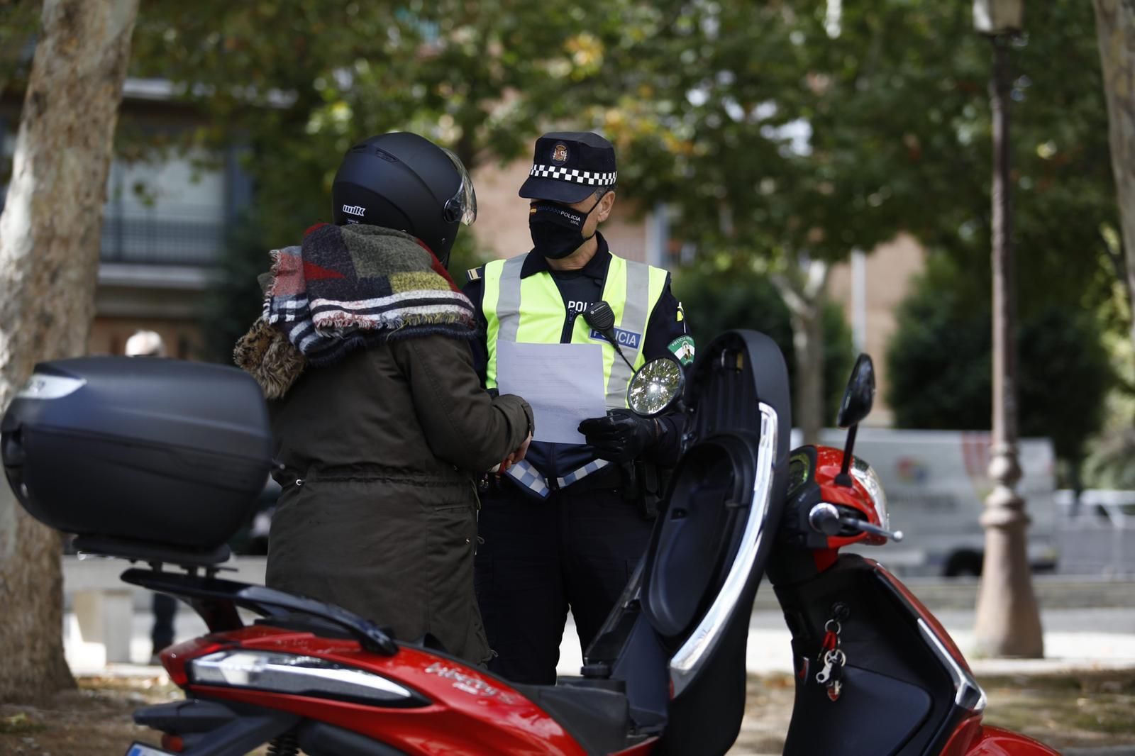 Las siete diferencias de una Granada confinada: fotos del primer día de cierre perimetral