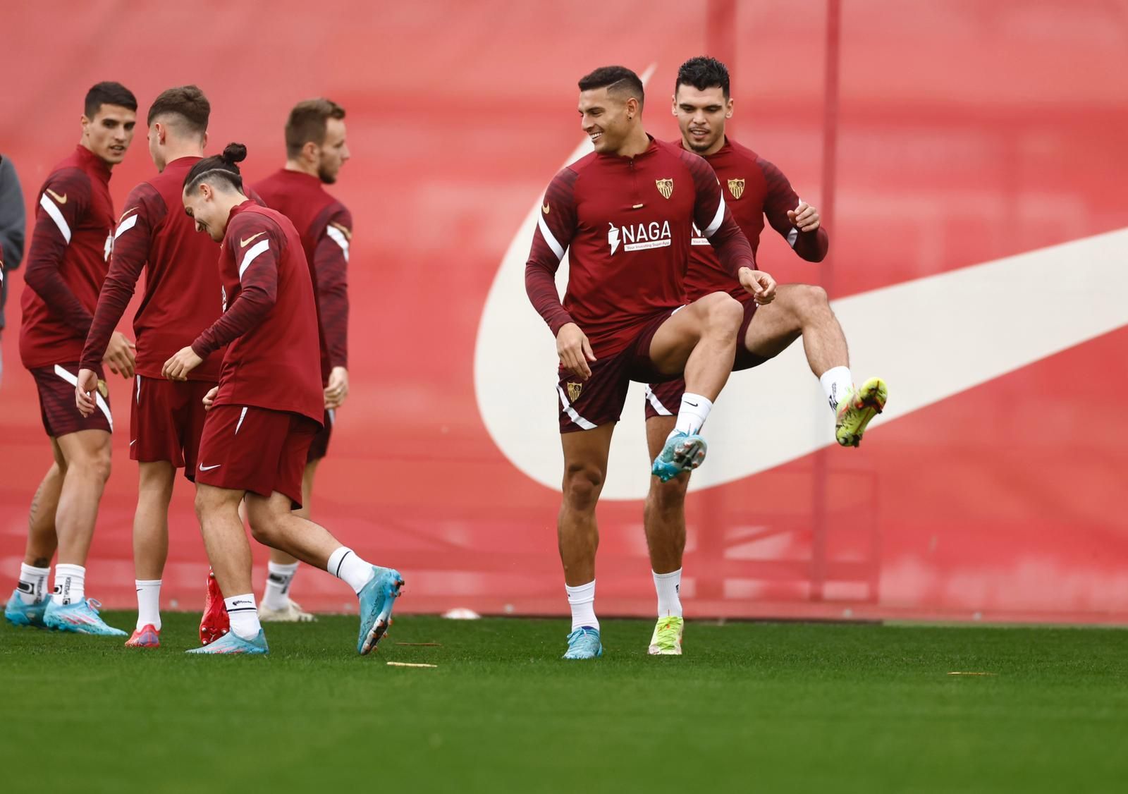 Diego Carlos, muy sonriente, y Rekik, en el entrenamiento vespertino del Sevilla este lunes.