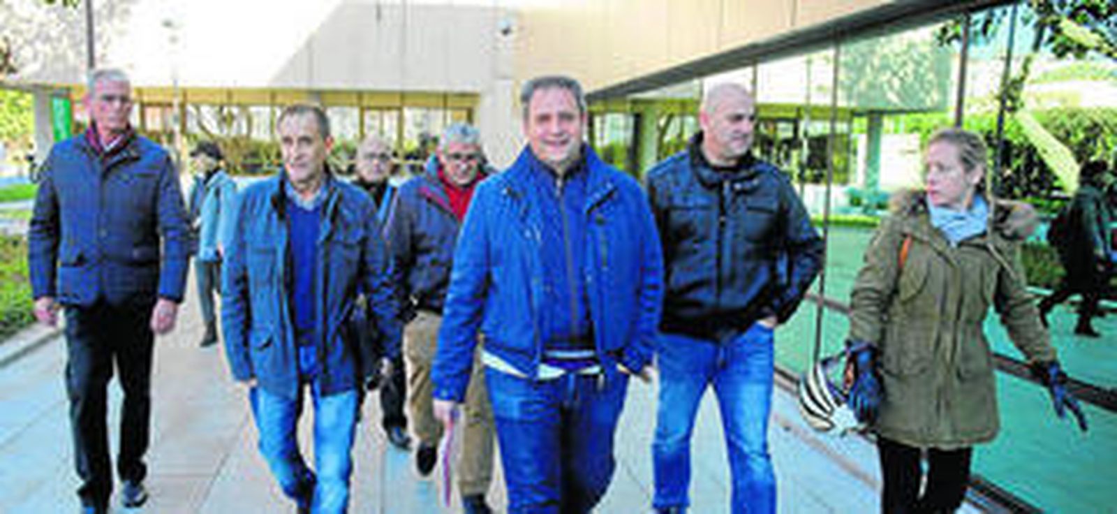 Miembros del comité, ayer, a su llegada al Sercla.