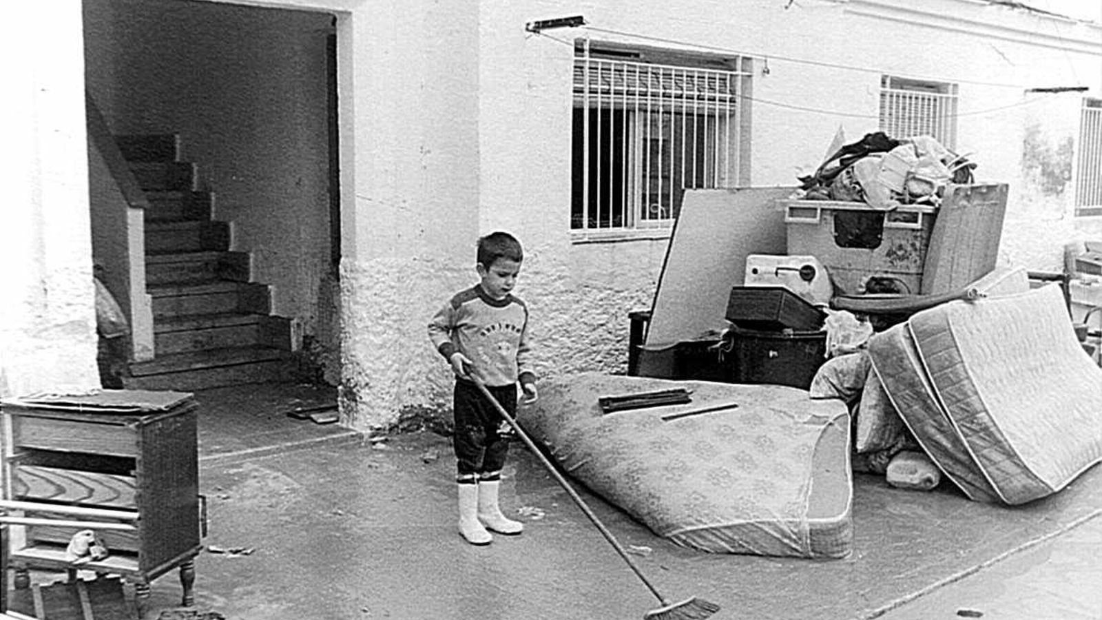 Muchas familias se vieron afectadas por el debordamiento del río Iro en 1996. Muchas familias se vieron afectadas por el debordamiento del río Iro en 1996.