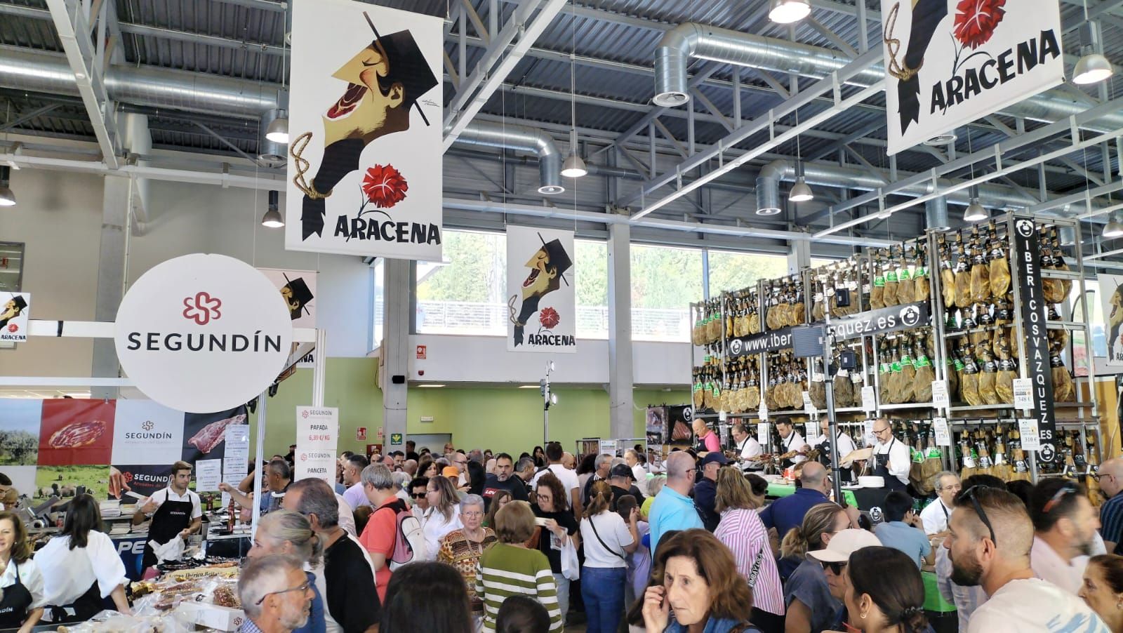 Público en la Feria del Jamón de Aracena.