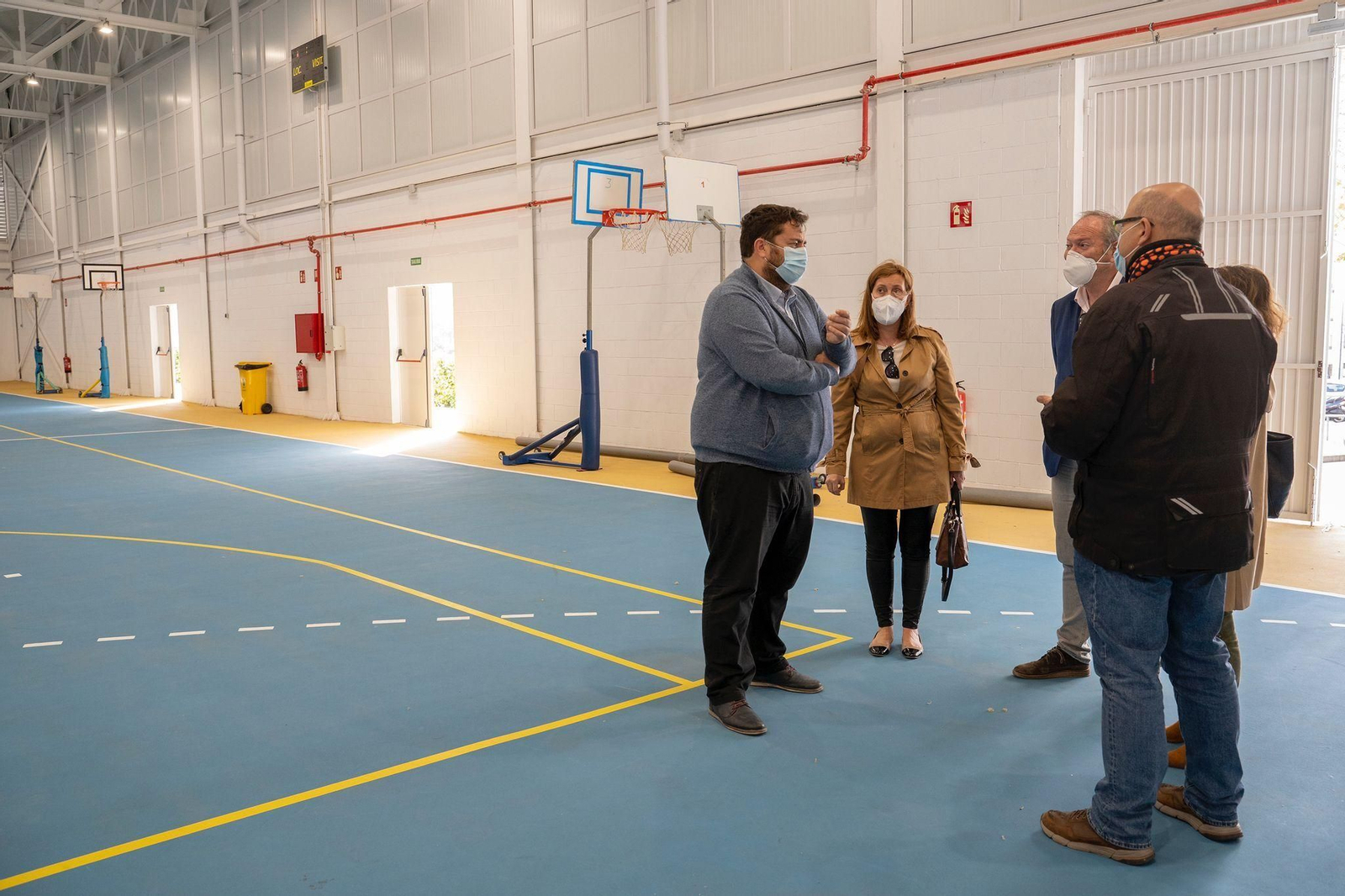 Visita a las instalaciones deportivas de la barriada Andalucía para evaluar su uso como punto de vacunación.