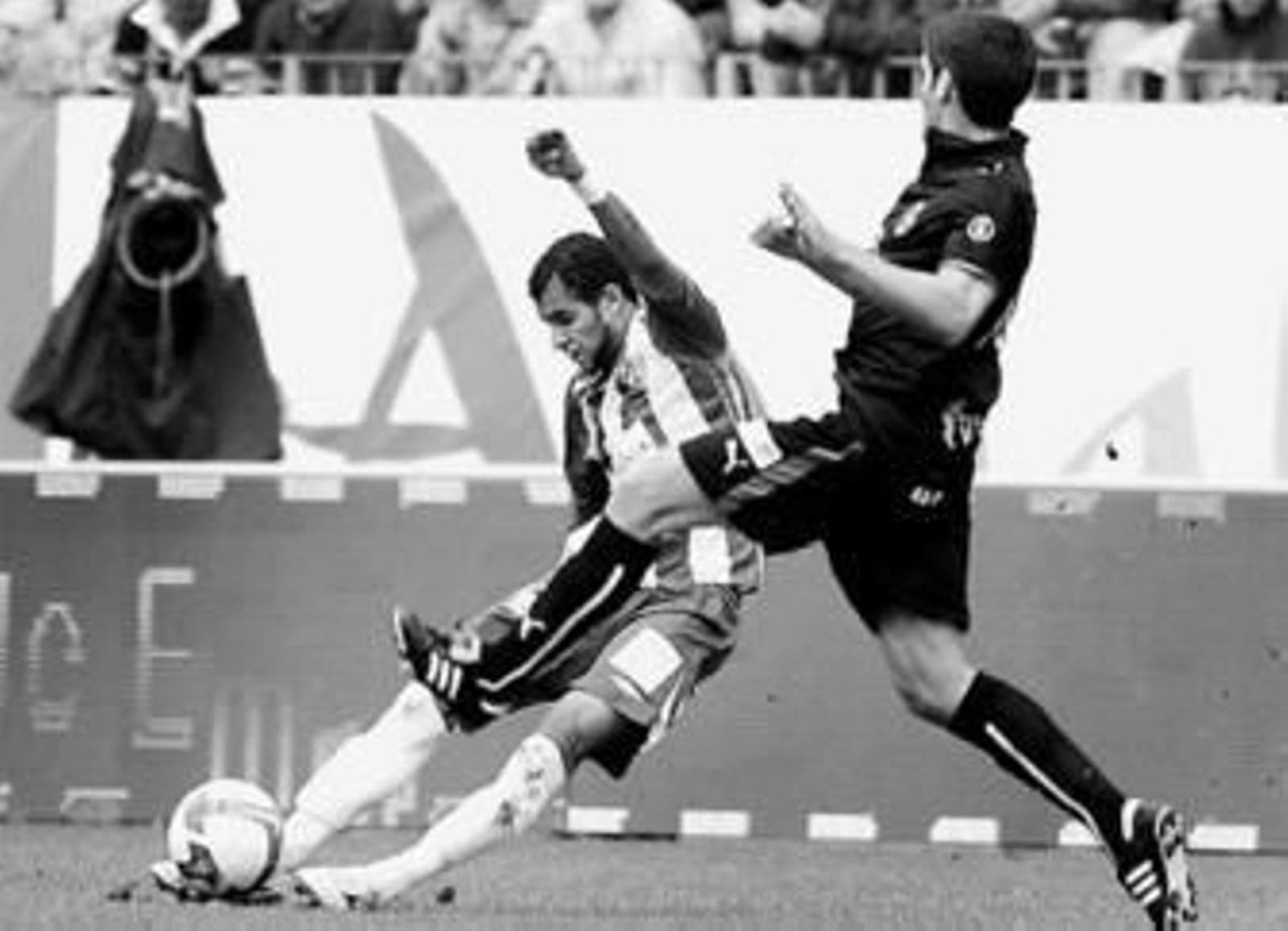 Un grupo de cinco jugadores, con Weligton arriba, festeja el primer tanto.