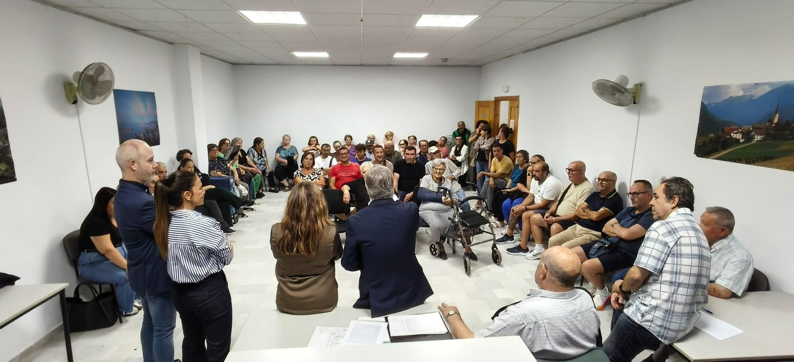 Reunión del PSOE gaditano con los vecinos de la plaza Cantes de Cádiz.